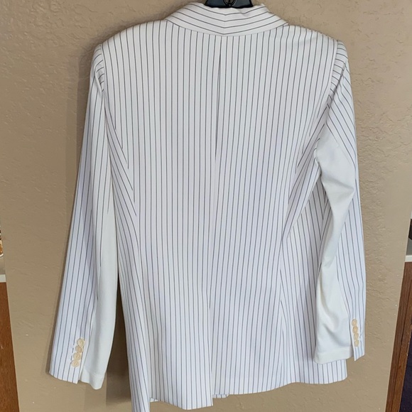 New BCBGMaxAzria matching pinstripe blazer and shorts set - Picture 4 of 13